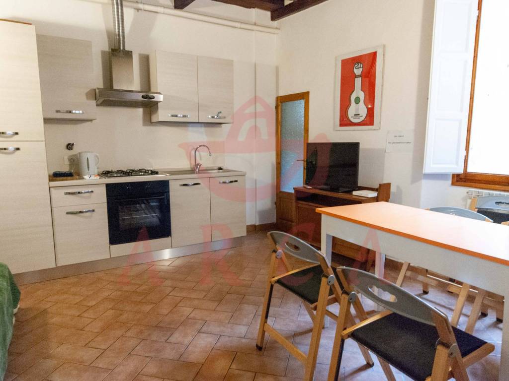 Affitto Appartamento Firenze. Trilocale in piazza Mentana. Buono stato, secondo piano