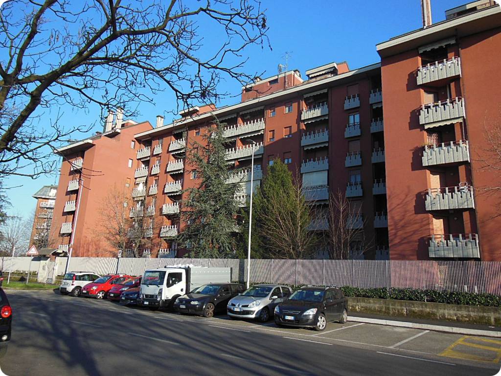 Vendita Appartamento Baranzate. Trilocale in via Merano 18. Buono stato