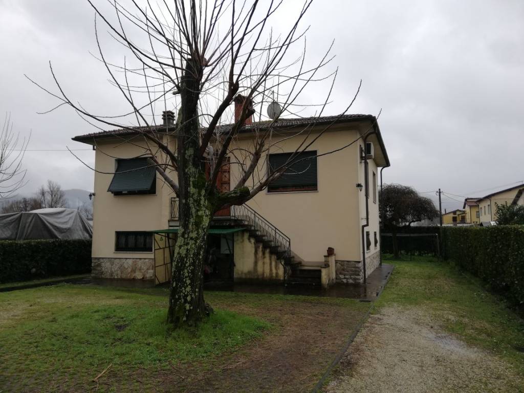 casa indipendente in vendita a Lucca in zona Vicopelago