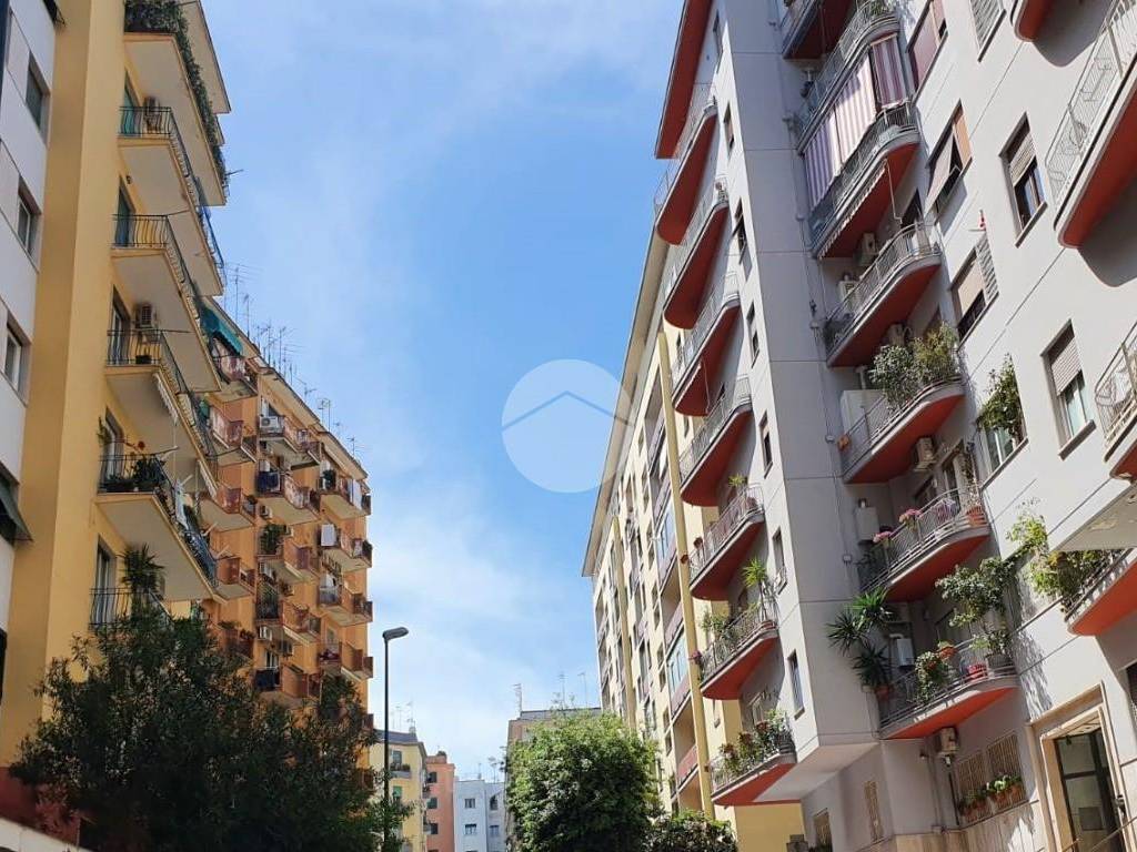 Vendita Appartamento in via Camillo de.... Napoli. Da ristrutturare, quarto piano, balcone