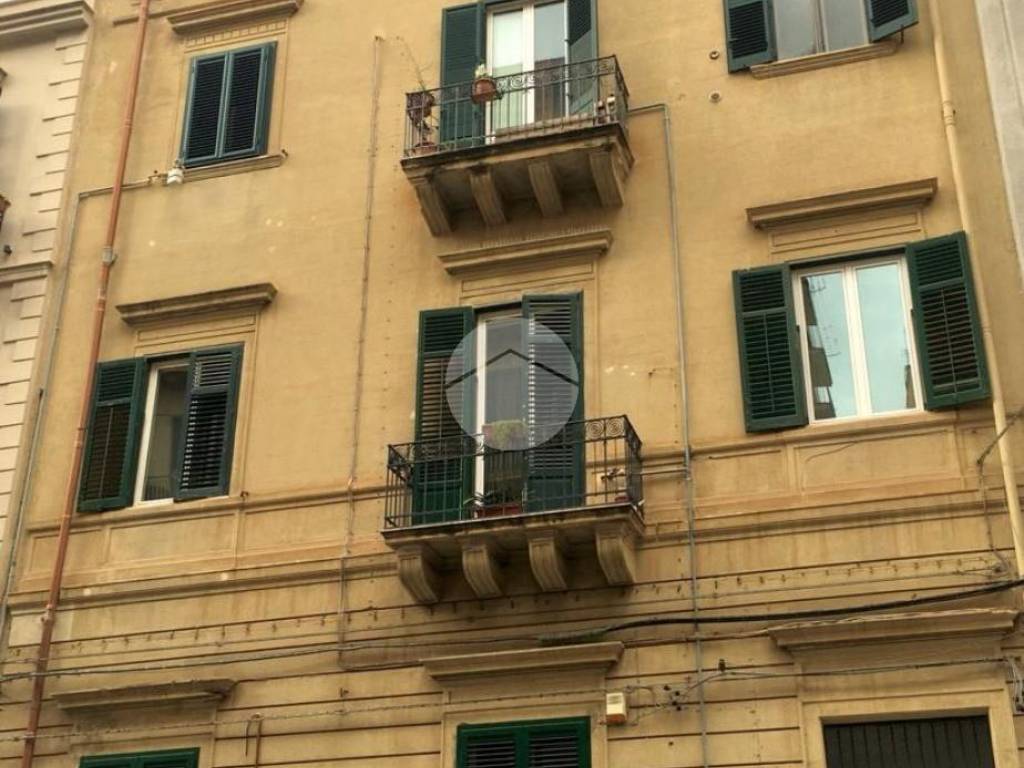 Sale Apartment Palermo. 4-room flat in via De Spuches 8. Good condition