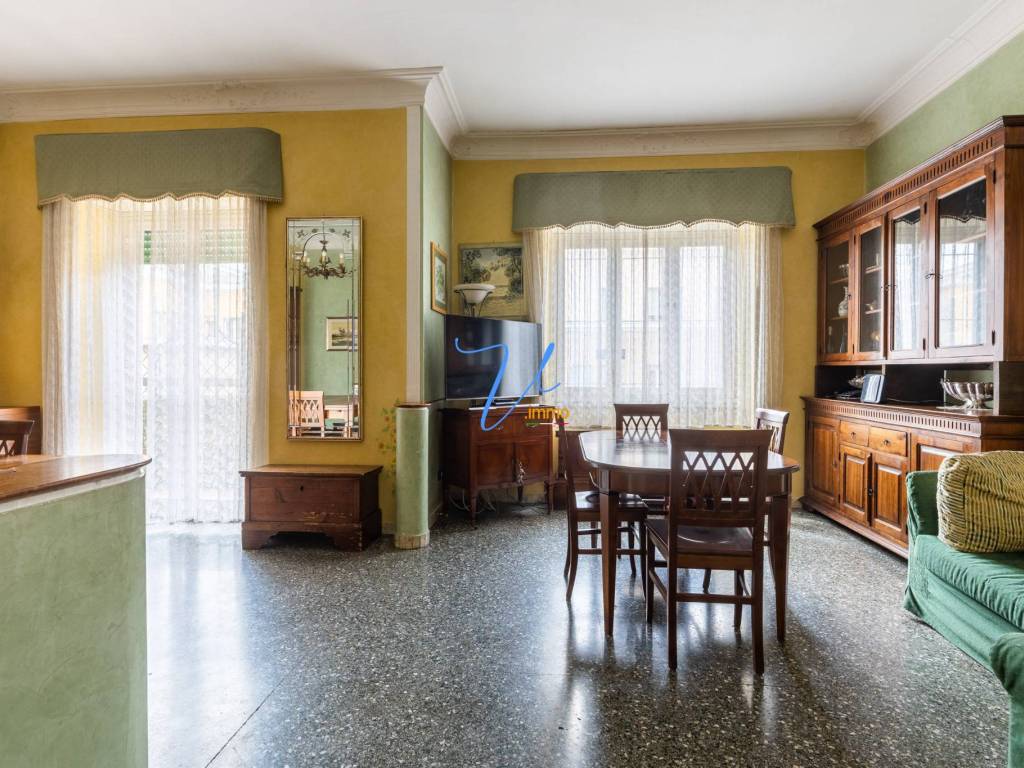 Sale Apartment Rome 4 room Flat In Via Lorenzo Il Good Condition 