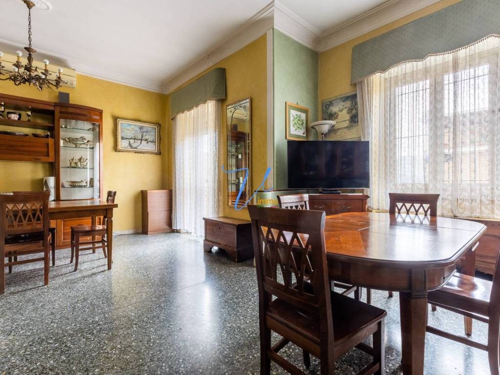 Sale Apartment Rome 4 room Flat In Via Lorenzo Il Good Condition 