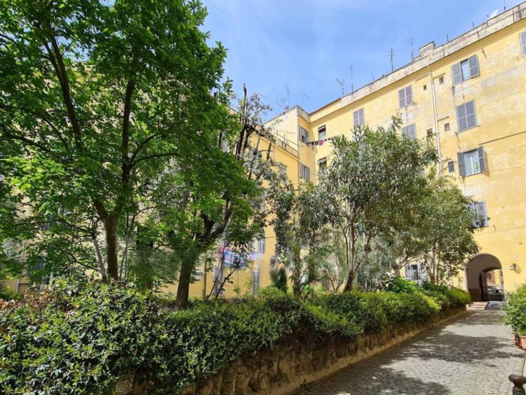 Sale Apartment Rome. 3room flat in via dei Marsi. Good condition, second floor, central heating