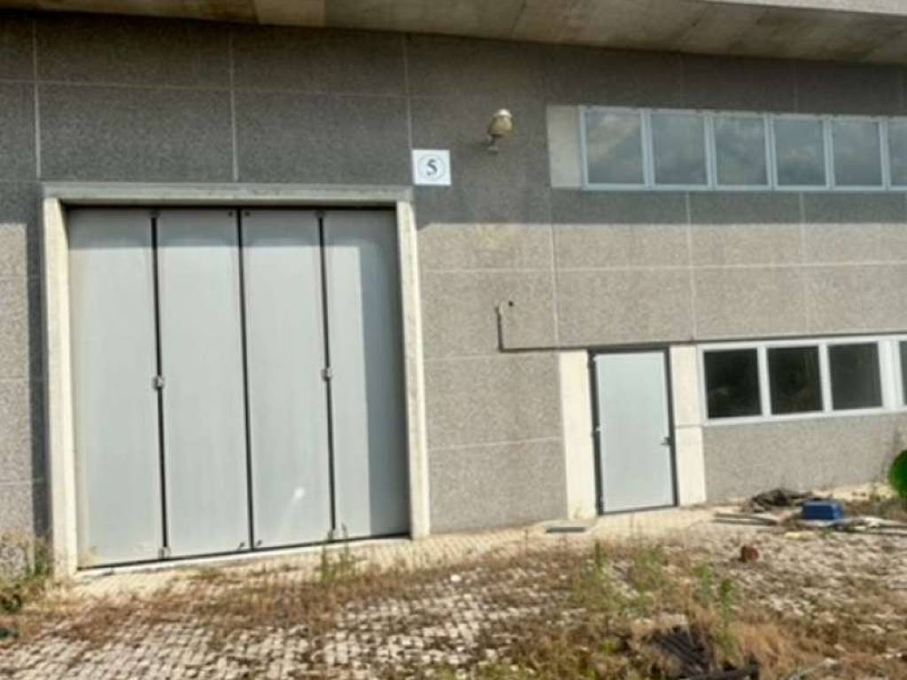 locale commerciale in vendita a Trecate in zona San Martino