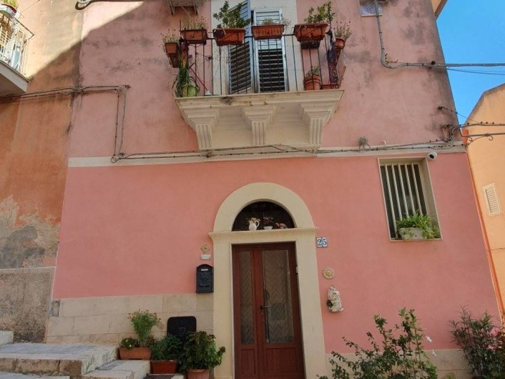 casa indipendente in vendita a Ragusa