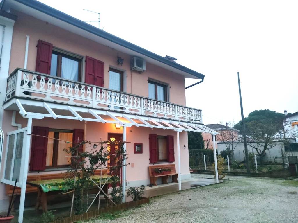 casa indipendente in vendita a Copparo in zona Ambrogio