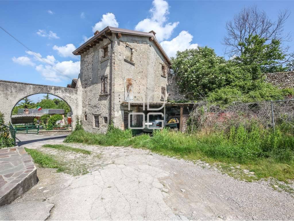 casa indipendente in vendita a Desenzano del Garda in zona Montonale