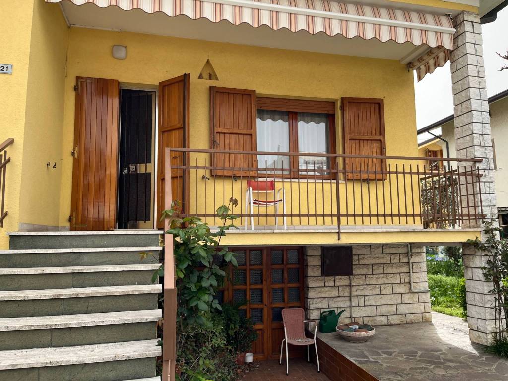 casa indipendente in vendita a Riccione in zona Alba