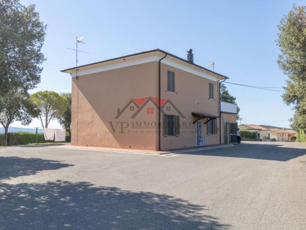 casa semindipendente in vendita a Pomarance in zona Lustignano