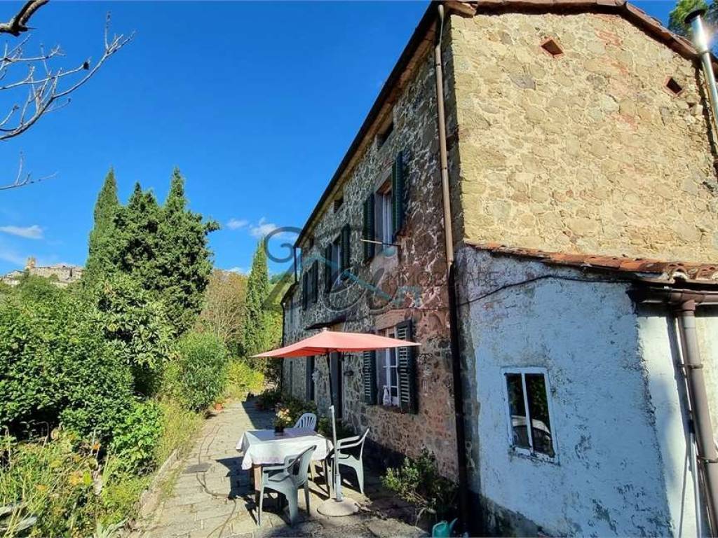 casale in vendita a Pescia in zona Pietrabuona
