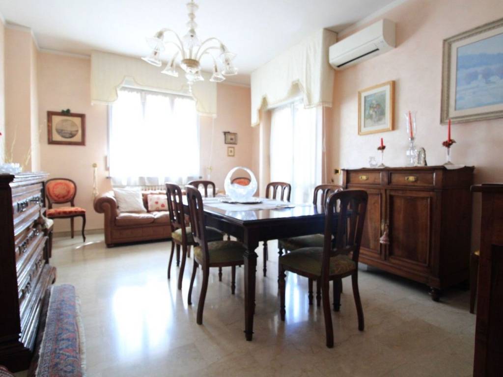 casa indipendente in vendita a Reggio nell'Emilia in zona Carrozzone