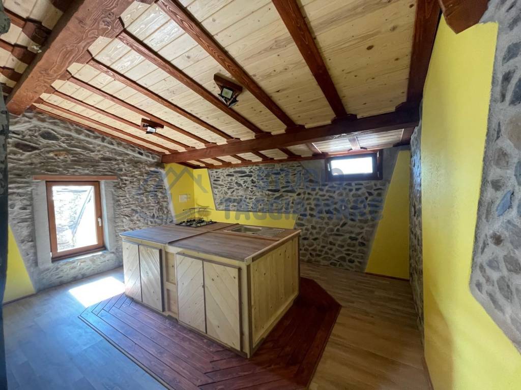 casa indipendente in vendita a Molini di Triora in zona Andagna