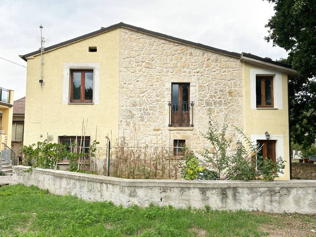 casa indipendente in vendita a Roccamorice in zona Piano delle Castagne
