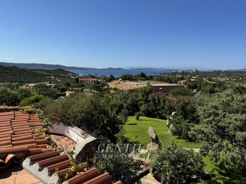 casa indipendente in vendita ad Arzachena in zona Baja Sardinia