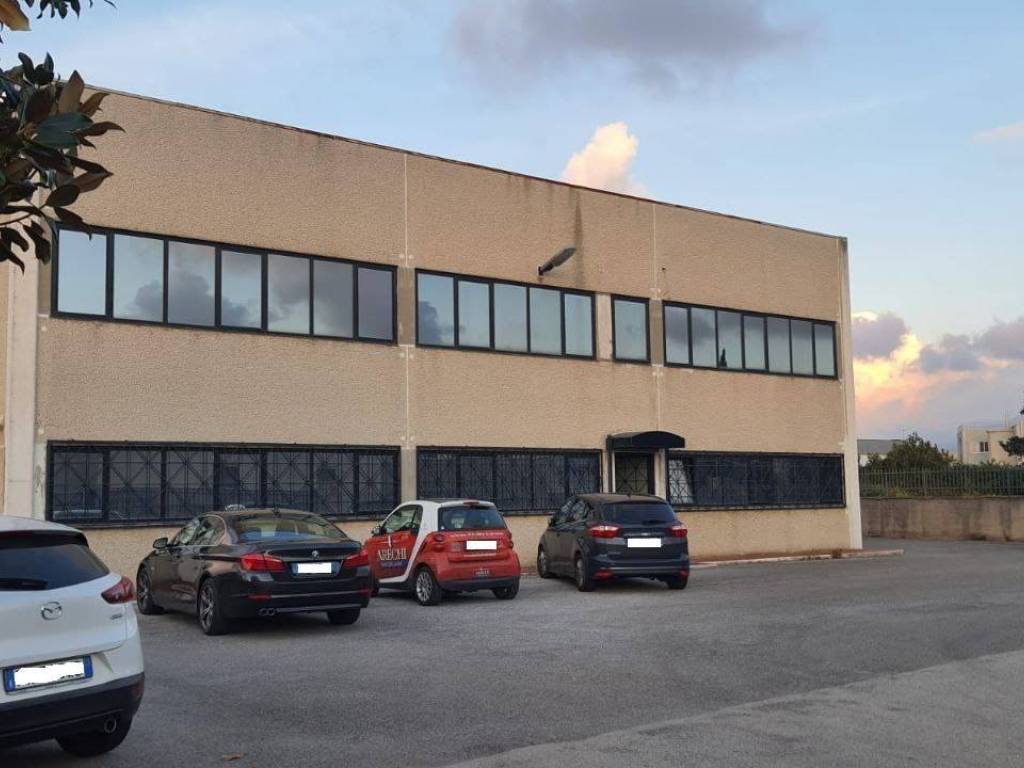 locale commerciale in affitto a Salerno in zona Zona Industriale