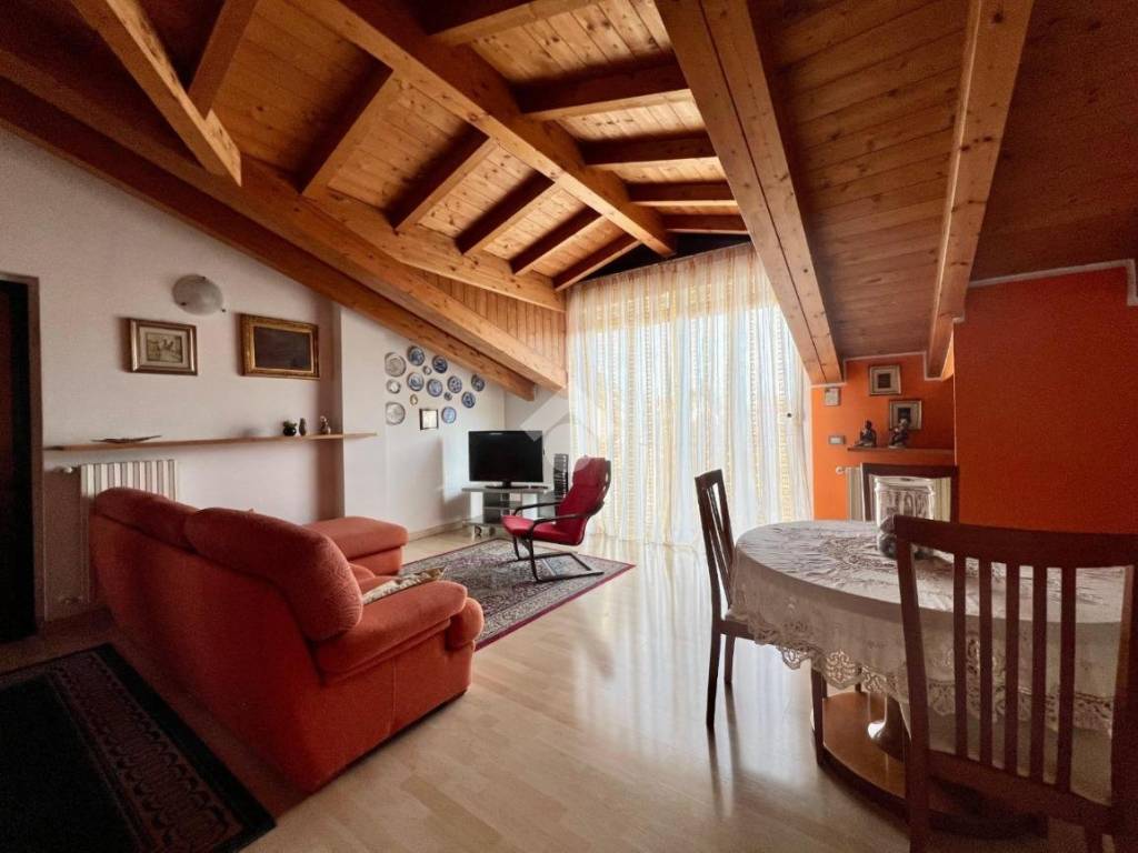 casa indipendente in vendita a Desio