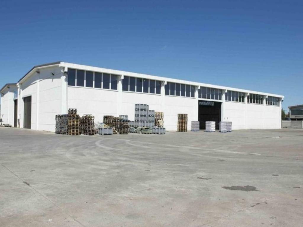 capannone in vendita a Massa in zona Marina di Massa