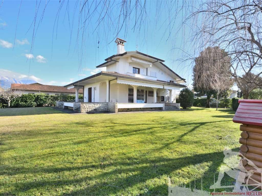 casa indipendente in affitto a Forte dei Marmi in zona Vittoria Apuana