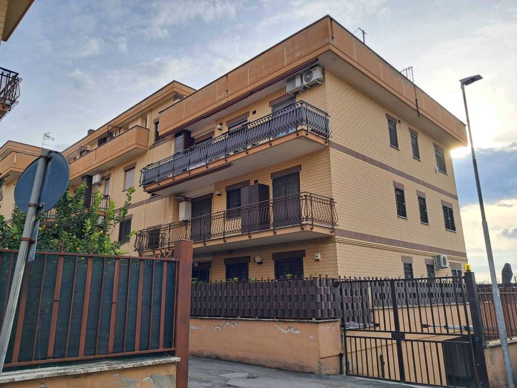 appartamento in vendita a Tivoli in zona Campolimpido