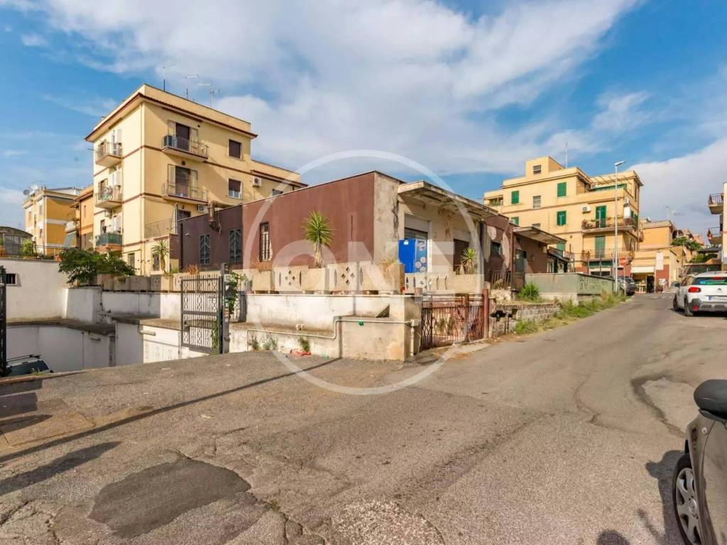 locale commerciale in vendita a Roma in zona Romanina