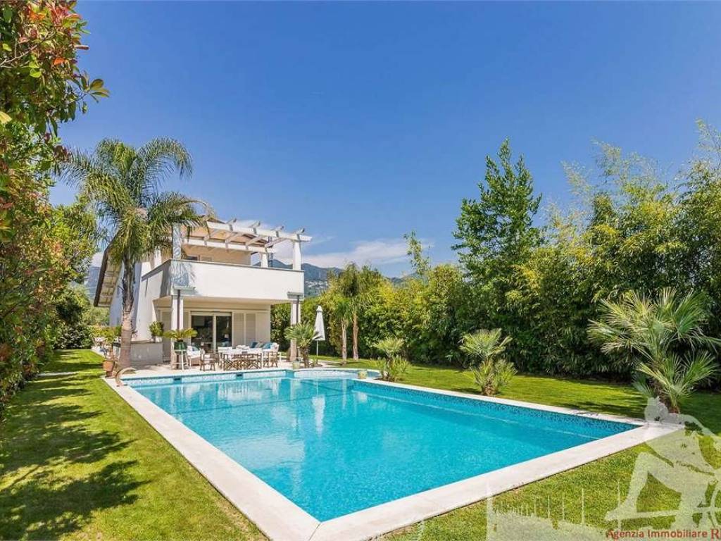 appartamento in affitto a Forte dei Marmi in zona Vittoria Apuana