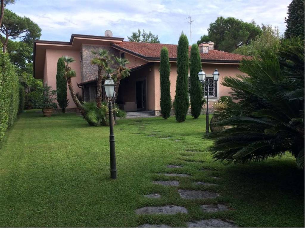 casa indipendente in affitto a Forte dei Marmi in zona Vittoria Apuana
