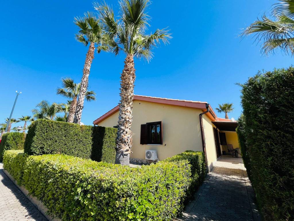 casa indipendente in vendita a Campofelice di Roccella