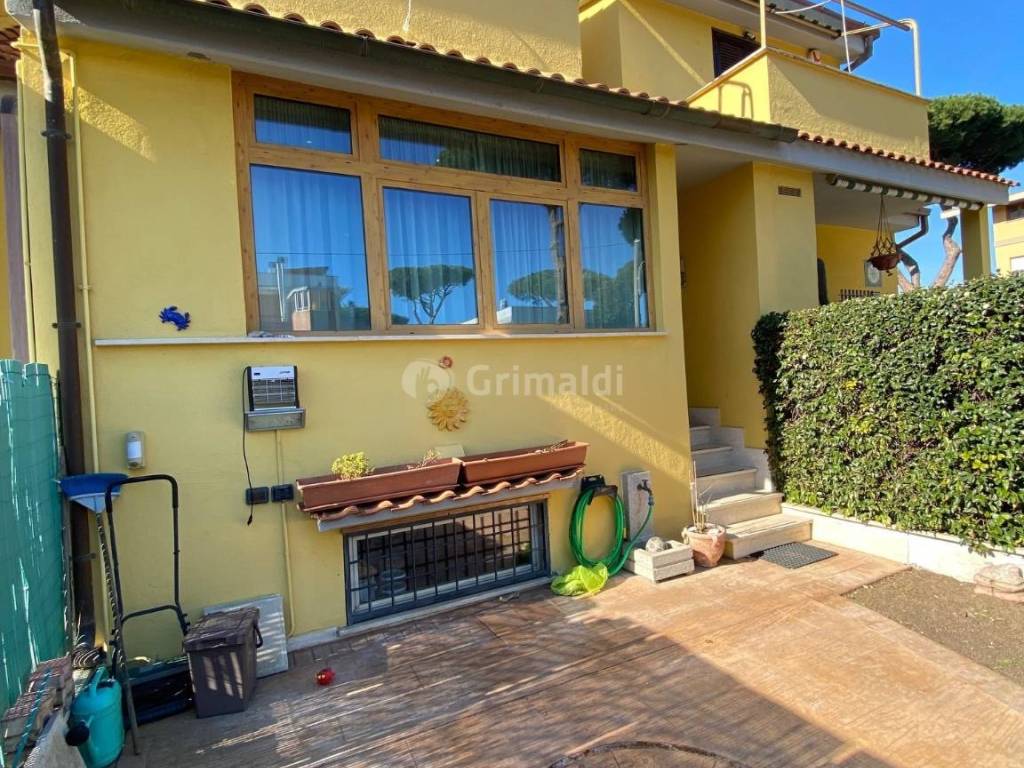 casa indipendente in vendita ad Anzio in zona Villa Claudia
