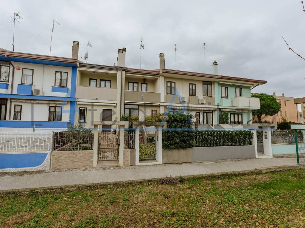 casa indipendente in vendita a Chioggia in zona Sottomarina