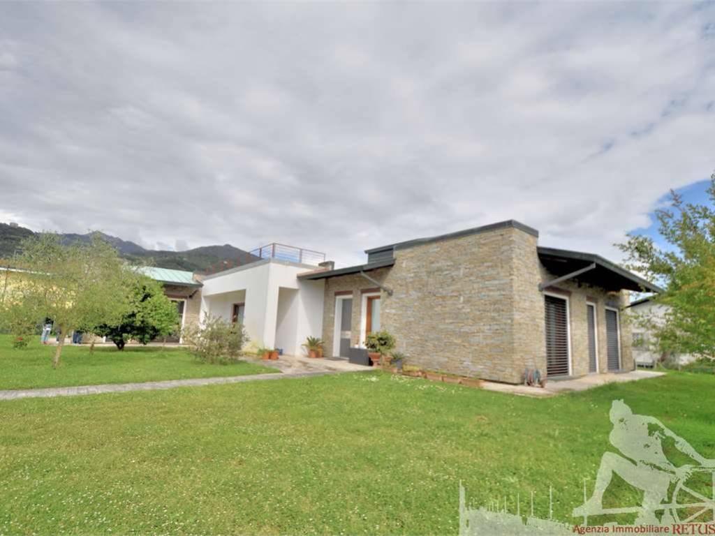 casa indipendente in vendita a Montignoso in zona Renella