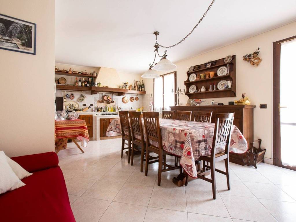casa indipendente in vendita a Quattro Castella in zona Puianello