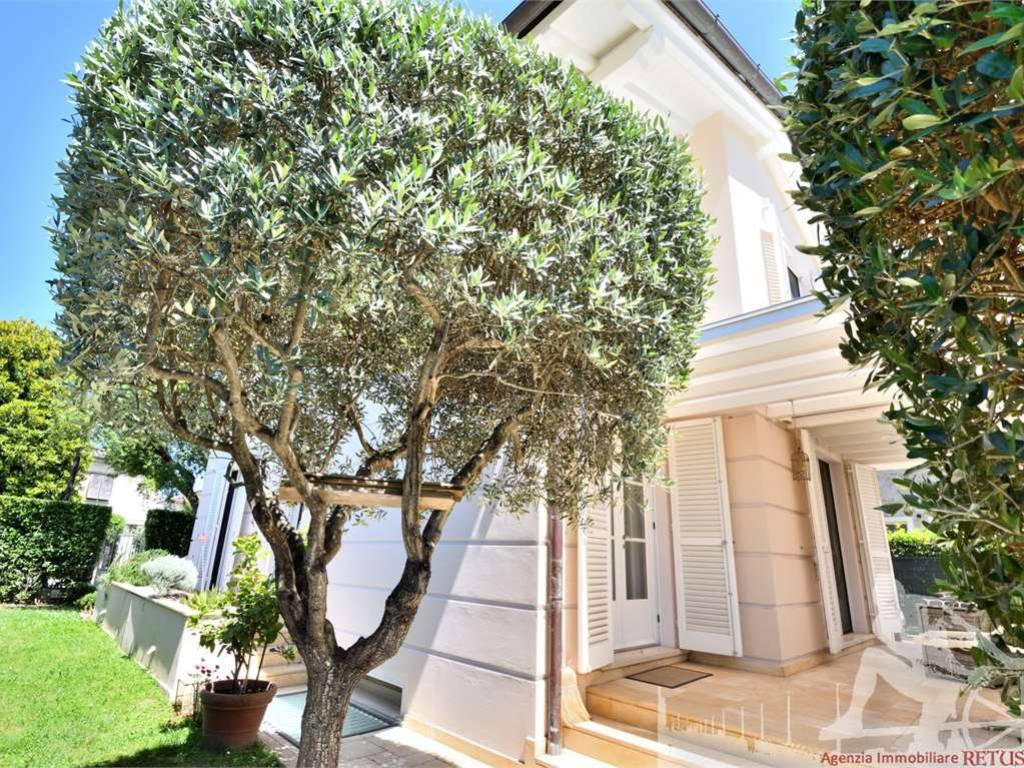 casa indipendente in vendita a Pietrasanta in zona Crociale