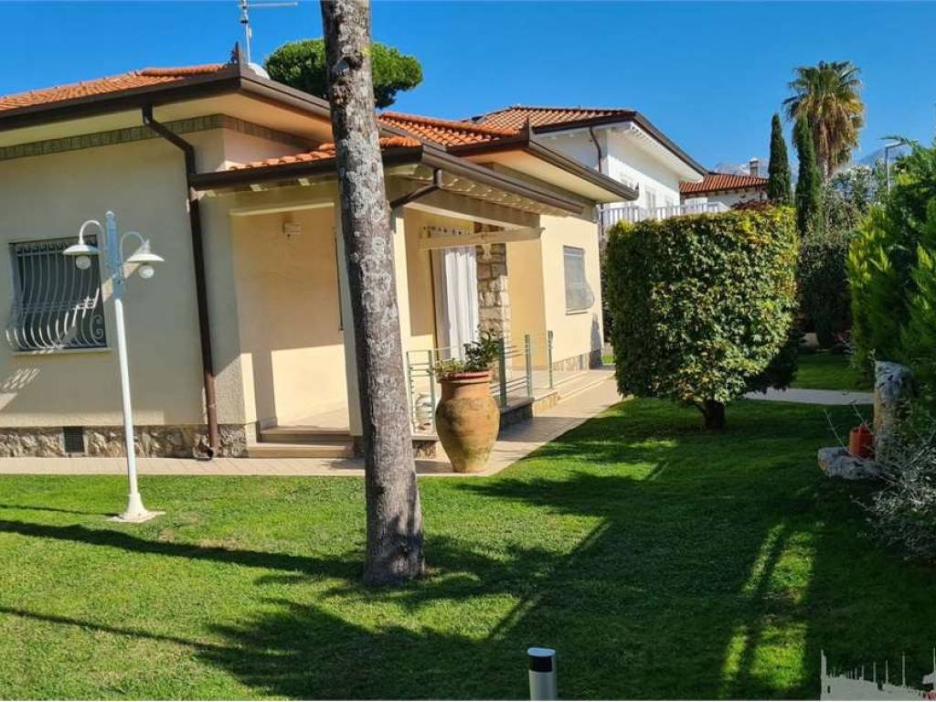 casa indipendente in affitto a Forte dei Marmi in zona Vittoria Apuana