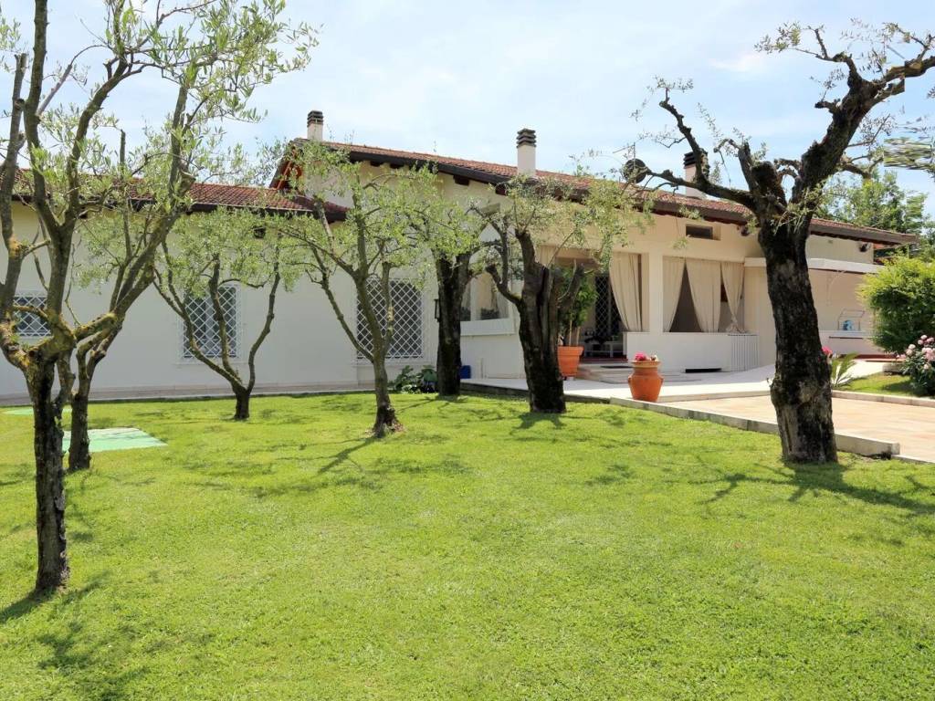 casa indipendente in vendita a Forte dei Marmi in zona Vaiana