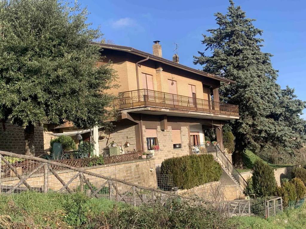 casa indipendente in vendita a Soriano nel Cimino