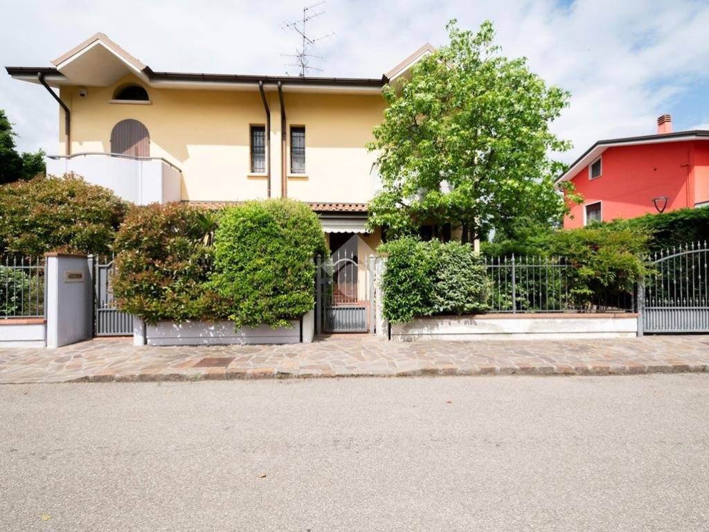 casa indipendente in vendita a Novi di Modena
