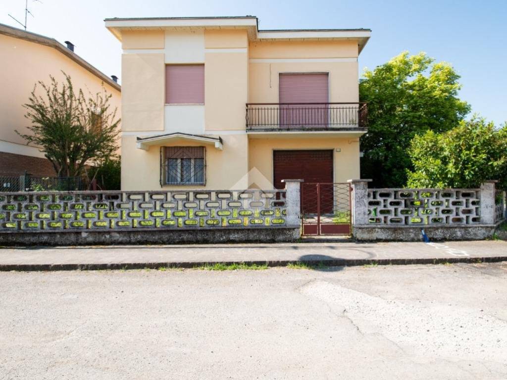 casa indipendente in vendita a Novi di Modena in zona Sant'Antonio in Mercadello