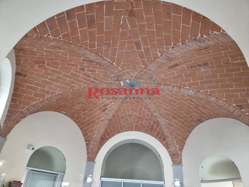 locale commerciale in vendita a Livorno in zona Stazione