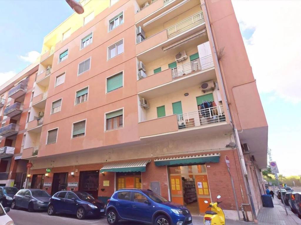 negozio in vendita a Cagliari in zona La Vega