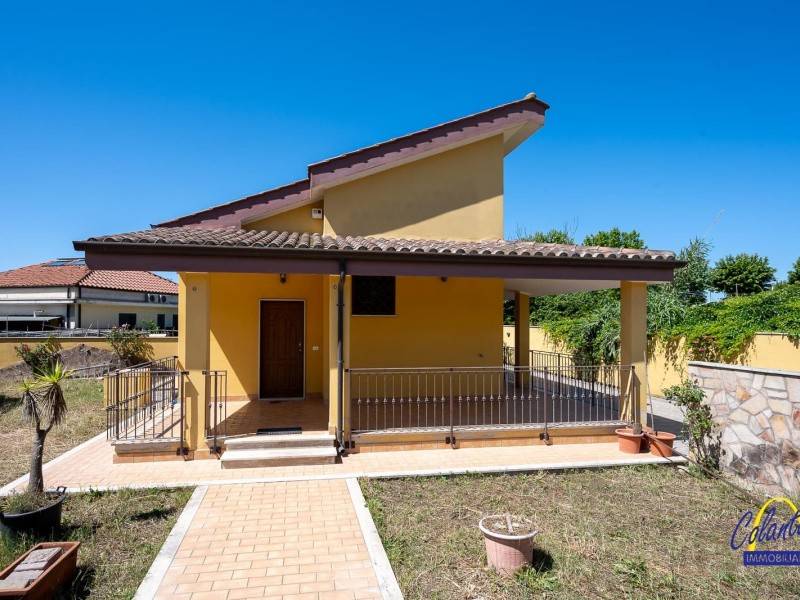 casa indipendente in vendita a Fiumicino in zona Aeroporto 