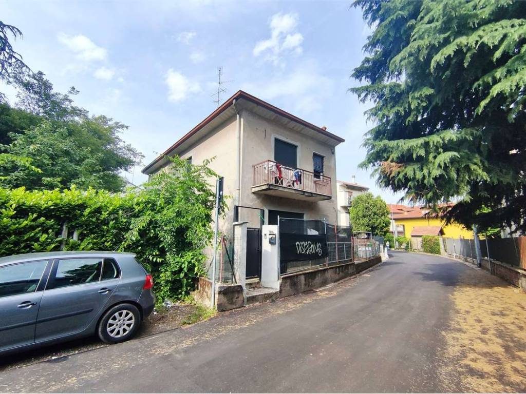 casa indipendente in vendita a Garbagnate Milanese in zona Bariana