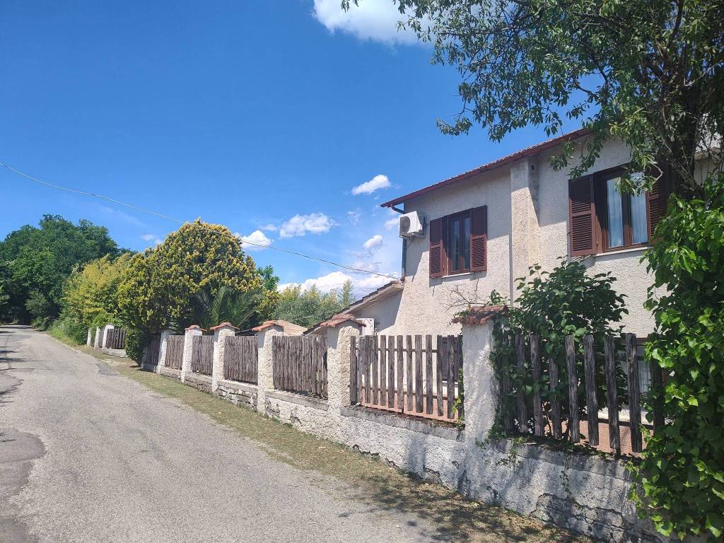 casa indipendente in vendita a Tarano