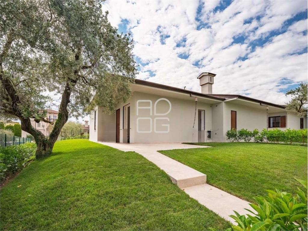 casa indipendente in vendita a Desenzano del Garda in zona Rivoltella