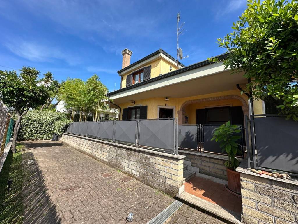 casa indipendente in vendita a Guidonia Montecelio in zona Guidonia