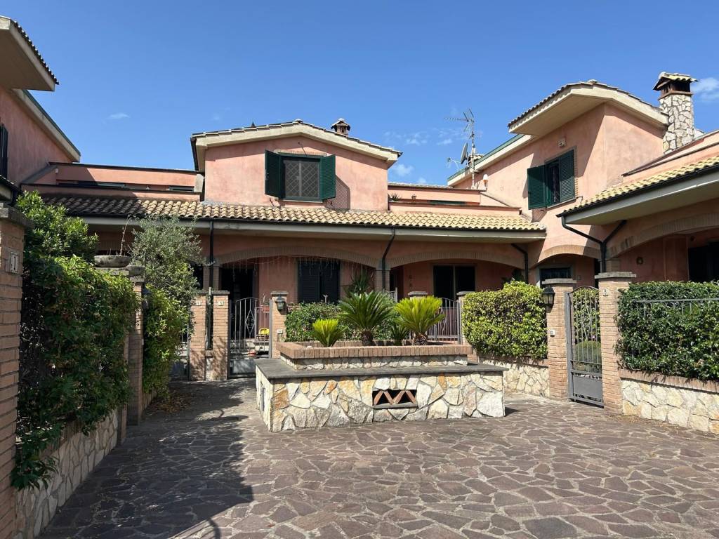 casa indipendente in vendita a Guidonia Montecelio in zona Setteville
