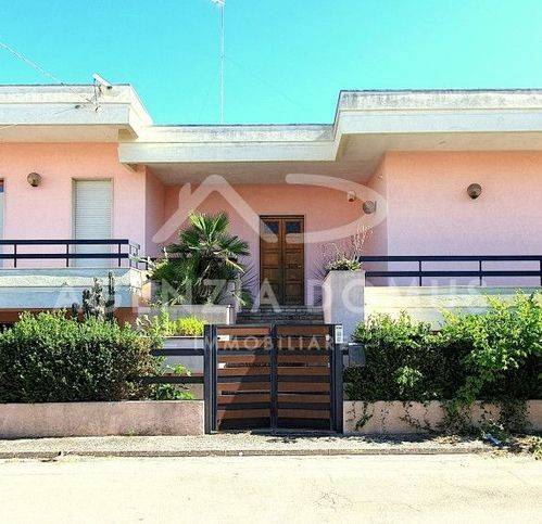 casa indipendente in vendita a Racale