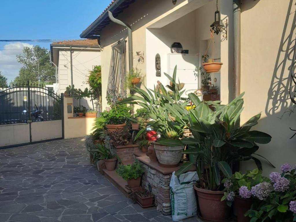 casa indipendente in vendita a Collesalvetti in zona Stagno