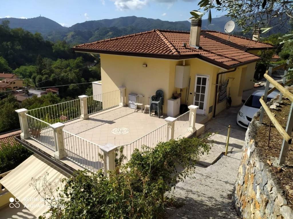casa indipendente in vendita a Carrara in zona Centro Città