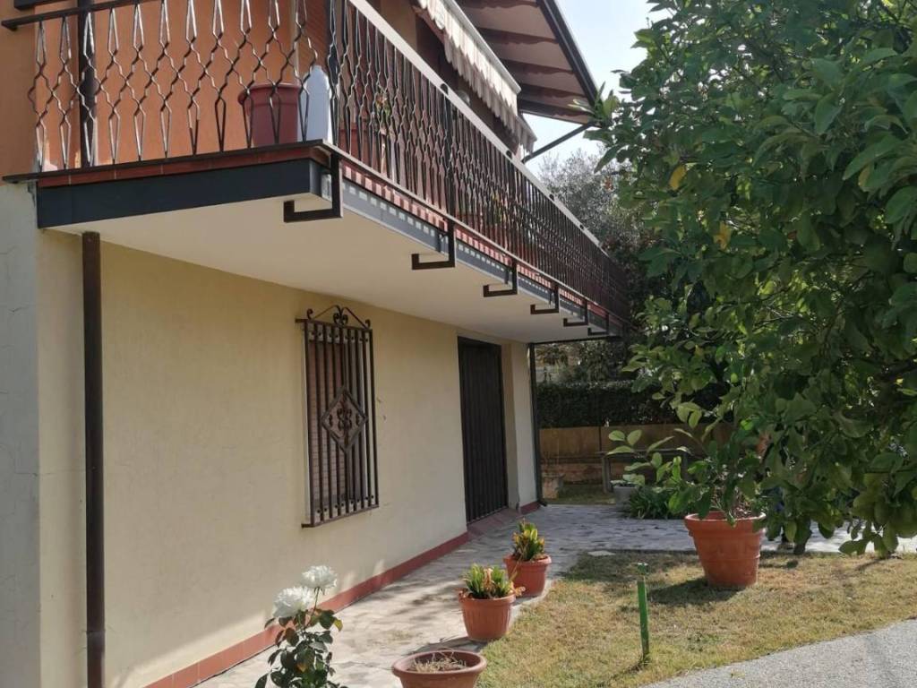 casa indipendente in vendita a Carrara in zona Avenza